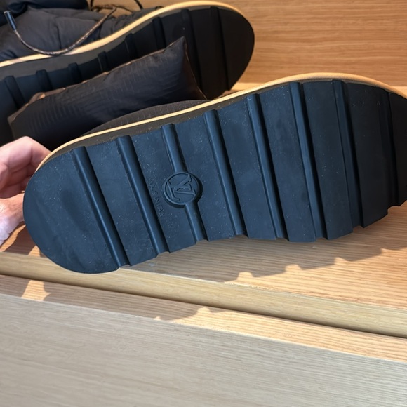 Louis Vuitton Pellow Comfort Ankle  Boots. - Picture 4 of 8